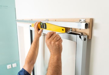 Comment poser une porte coulissante en applique ?